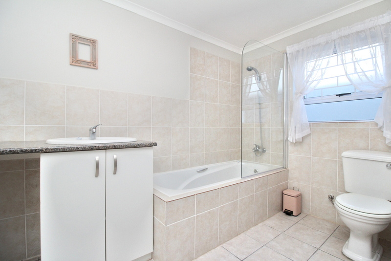 8 Bedroom Property for Sale in Mountainside Western Cape